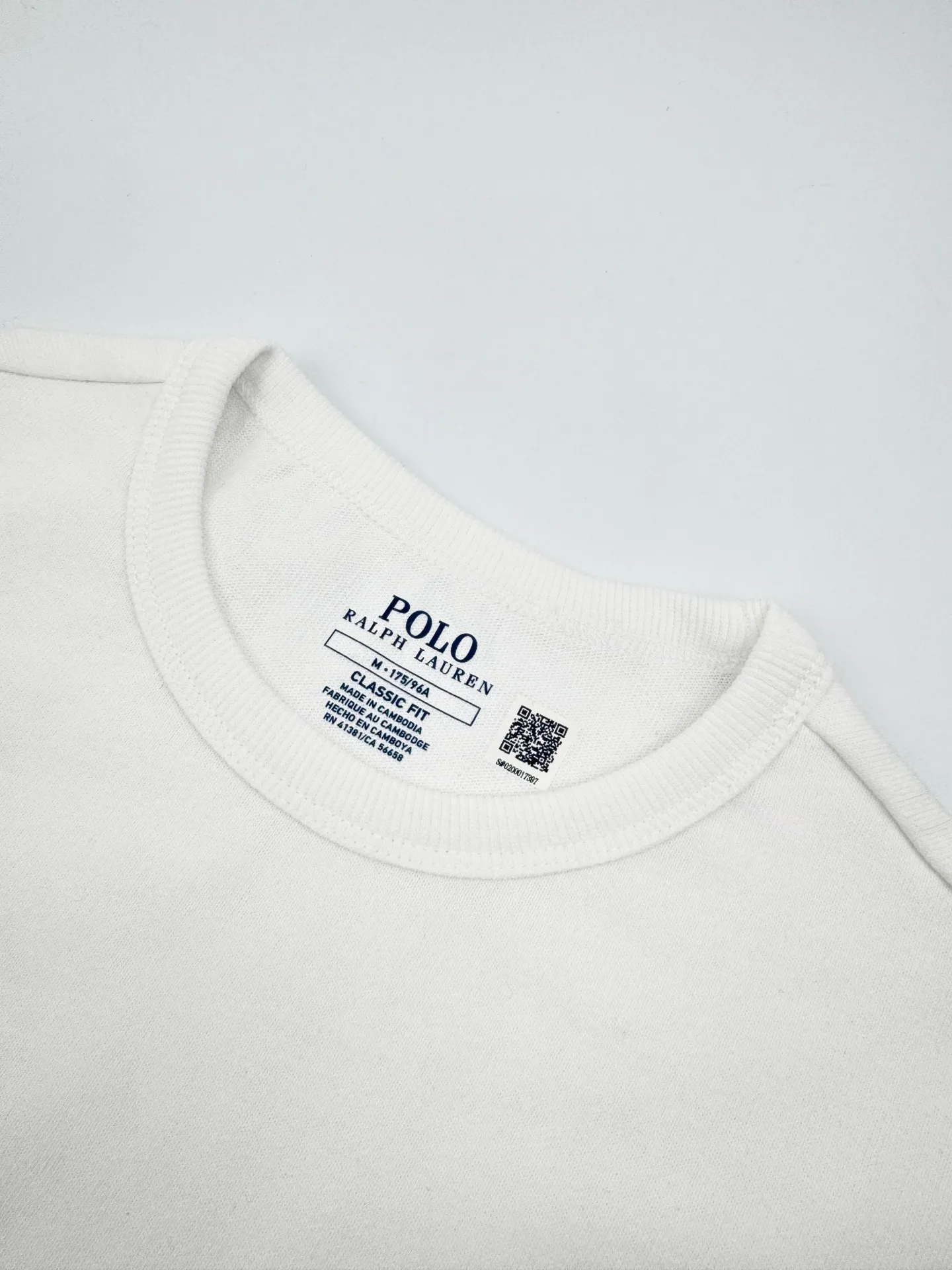 P190 Ralph Lauren logo embroidered short sleeves. Customized cotton and linen soft plain fabric. It feels delicate and comfortable against the skin. It is dressed in pure white and exudes innate elegance. The exquisite indigo pony logo is embellished with it. It is highly recognizable. It brings an atmosphere of freedom and vitality. A symphony of pure and smart colors. It outlines a high-end silhouette with extreme simplicity. It becomes the smart focus of the vision and demonstrates taste in silence. Craftsmanship 1: Adopting imported machine embroidery technology and using advanced computer control systems and precision mechanical components to achieve the iconic pony embroidery operation with high precision and smooth and delicate lines. Process 2: The fabrics are washed and have a better hand feel. Not easy to deform, not easy to shrink, not easy to fade, and maintain long-term beauty. Accessories: Customized 1:1 Ralph Lauren trademark. Version: Fitted version. Size: S M L XL. Style number: CC933.